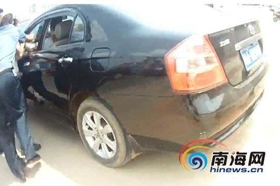 9月12日,一辆“黑车”暴力抗法,将执法人员拖行十余米。(视频截图)