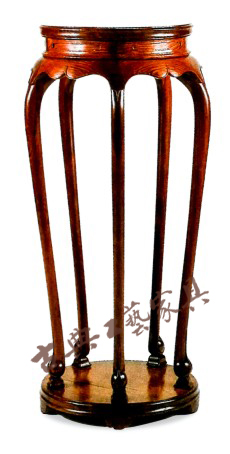 圖4 五條腿帶底座香幾明代(1368-1644)黃花梨高97厘米,直徑41厘米(中國古典家具博物館,文藝復興時期,加利福尼亞)