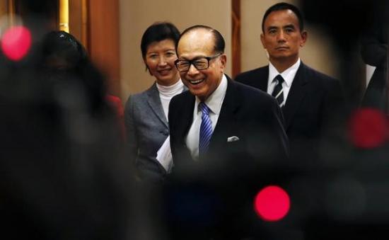 2015年2月26日，和记黄埔和长江控股董事会主席李嘉诚微笑着离开公司年报会议。
