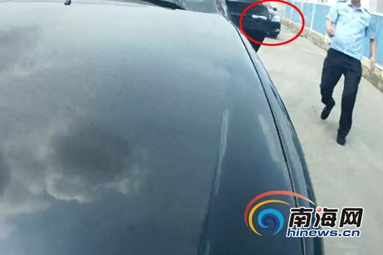 9月12日,下班路过偶遇“黑车”抗法的民警将车停在“黑车”后方,堵住其后路。(视频截图)