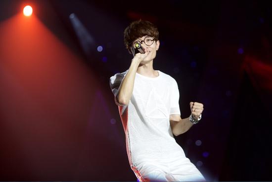 歌手李行亮深圳出席活动献唱