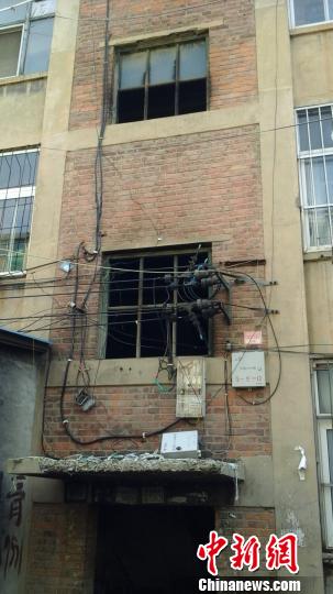 图为在重症监护室内的刘芳明老人。