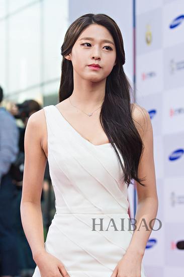 AOA组合成员金雪炫亮相2015首尔电视节颁奖典礼红毯