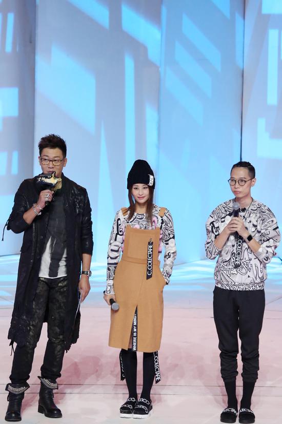 女神新装颖儿穿拖鞋登场 诠释摇滚新态度