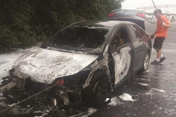 高速一辆轿车突然自燃 某陆航旅奋勇救火 