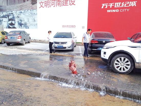鄭州路虎撞斷消防栓 自來(lái)水流了半小時(shí)