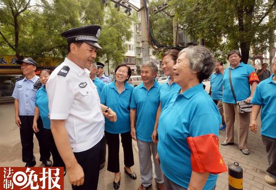 北京市副市长、市公安局局长王小洪到永善社区劝导队检查指导工作。