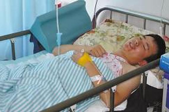 无牌轿车强行闯卡 狂拖交警数十米后逃逸 