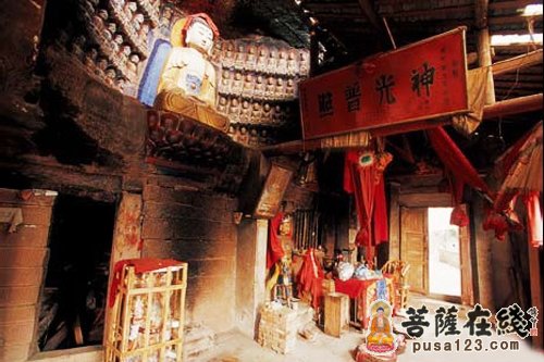 峭壁上全是密密麻麻的摩崖雕像