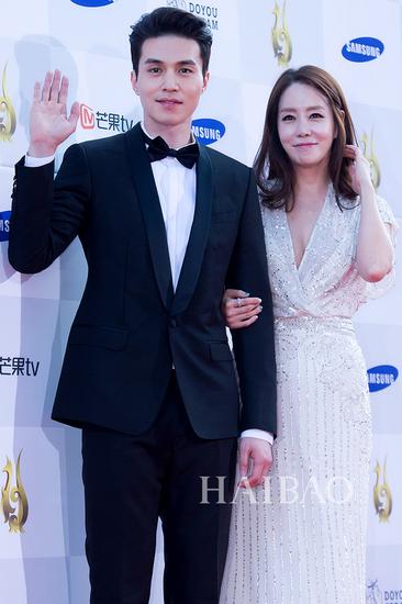 金廷恩、李栋旭亮相2015首尔电视节颁奖典礼红毯