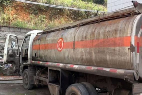 二手油罐车6公里漏600斤油 7辆摩托车打滑