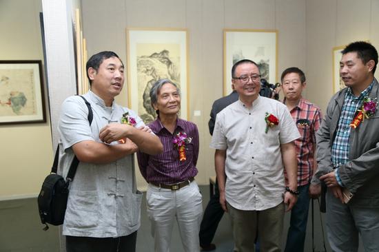 7.全国政协委员、中国艺术研究院研究员、著名画家、美术理论家陈醉先生（左二）参观展览