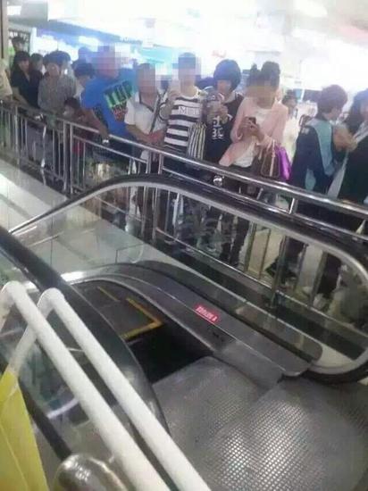 图为事发电梯