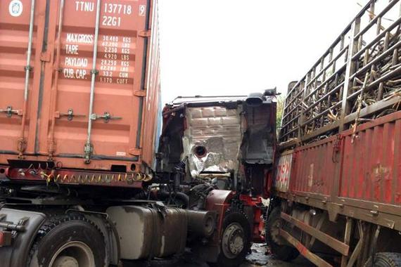 贵阳西二环13辆车撞成堆9人受伤