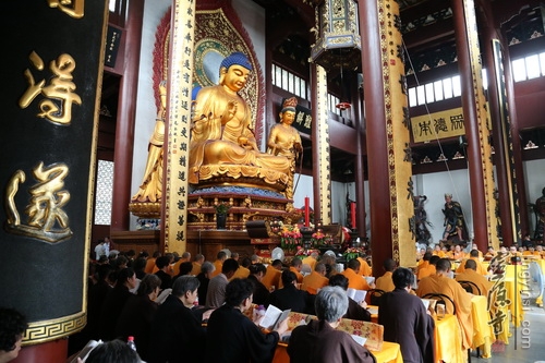 地藏法会期间，大众诵念每日《地藏菩萨本愿经》