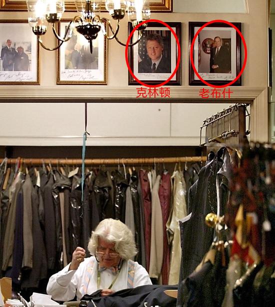 图为2002年6月7日，德帕里斯在他位于华盛顿的裁缝铺工作，背后墙上可见总统客户照以及总统与他的合影。