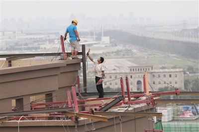9月10日，天津滨海联发五街小区，工人们开始修缮爆炸中受损的房屋。