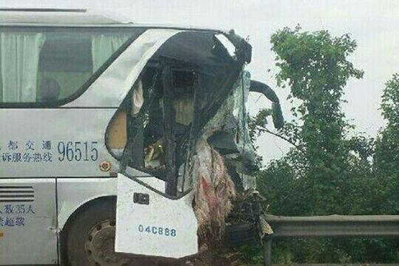 成雅高速客车与货车相撞 车头严重损毁