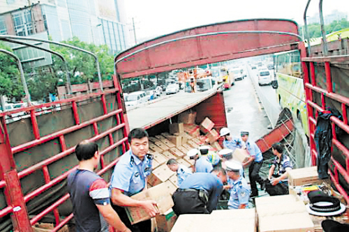 民警帮车主紧急转运千件货物。长沙晚报通讯员 邓谋臣 记者 小刘军 摄影报道