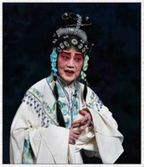 淮剧艺术家武丽娟昔日在舞台上表演