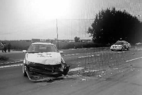 疯狂的大货撞坏两辆警车 司机称心情不好