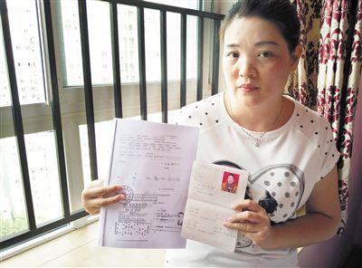昨日,袁丽手中的离婚证和彩票凭证显示,中奖彩票是离婚前购买的。