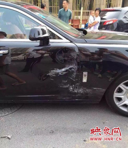 近日，有網(wǎng)友爆料，在鄭州發(fā)生一起交通事故，一輛面包車和一輛勞斯萊斯相撞。記者獲悉，勞斯萊斯的維修費大概80萬左右，但豪車車主考慮到面包車主的賠償能力，并不讓面包車主賠償。