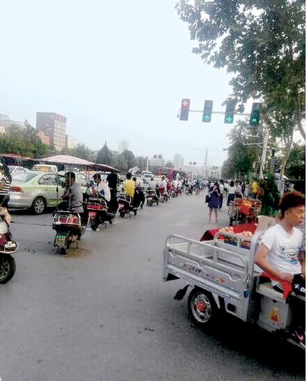 下午4點的劉莊公交車站，摩的成群結隊