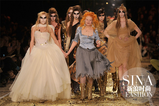 2012秋冬秀场上，带着模特们谢幕的Vivienne-Westwood