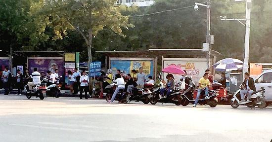 下午4點的劉莊公交車站，摩的成群結隊