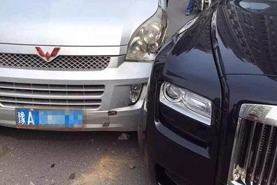 面包车和劳斯莱斯相撞 豪车车主不要赔偿