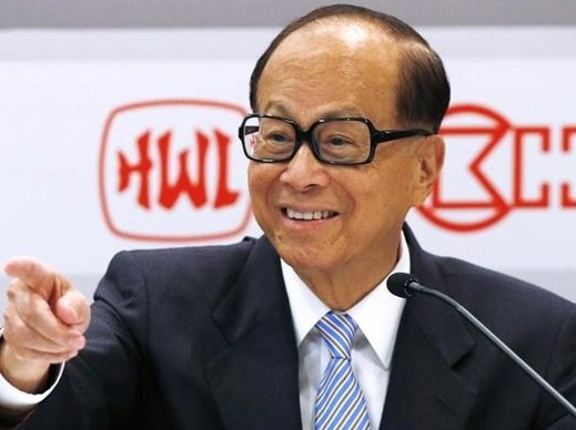 “别让李嘉诚跑了”，成了这几天的热门话题。