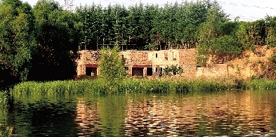 樓離湖僅約20米，市民擔心湖水遭污染