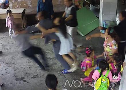 老师和保安欲制止打人家长,反被殴打。监控视频截图