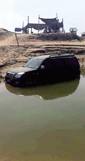 事發(fā)的越野車停在黃河邊的一個(gè)水洼里