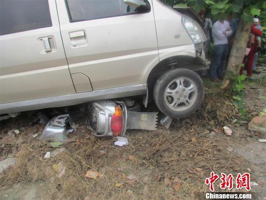 男子送货途中低头看手机导航 致一家人两死两伤