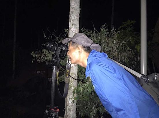 摄影师半夜上山取景摄影。