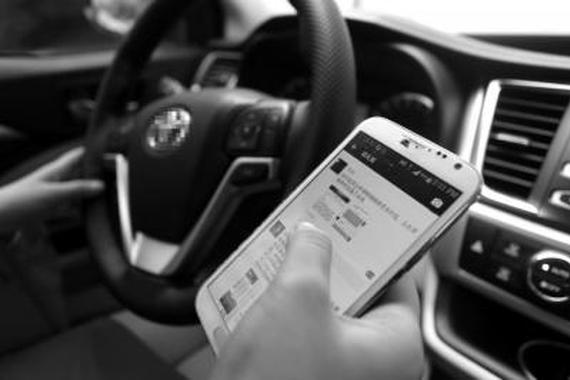 开车看手机事故发生率是普通驾驶23倍