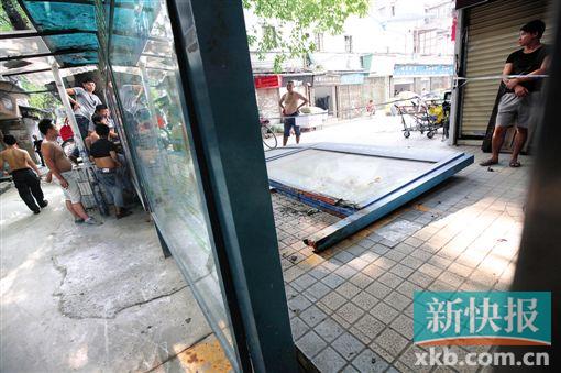 ■康王南路鸡栏街街道倒塌的宣传栏。新快报记者 祝樊川/摄