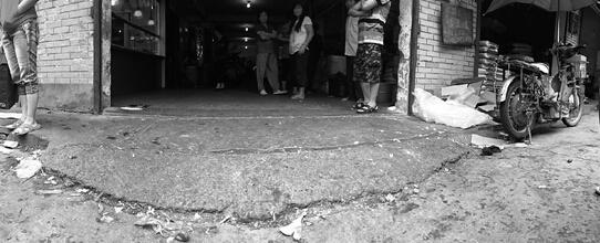 杭州1电动车上坡时摔倒 车把手戳进八旬老太右