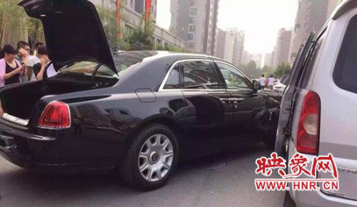 近日，有網(wǎng)友爆料，在鄭州發(fā)生一起交通事故，一輛面包車和一輛勞斯萊斯相撞。記者獲悉，勞斯萊斯的維修費大概80萬左右，但豪車車主考慮到面包車主的賠償能力，并不讓面包車主賠償。