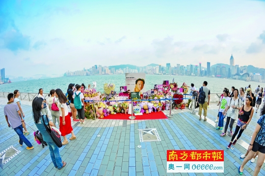 2015年9月13日,香港尖沙咀星光大道,游客、歌迷思忆哥哥张国荣。 CFP供图