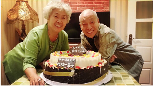 星雅假日签约花甲背包客 兑现爱的承诺