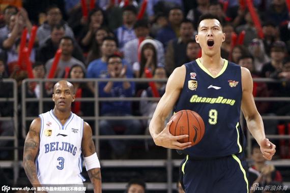 【广东男篮确认易建联仅续一年】@新浪体育 