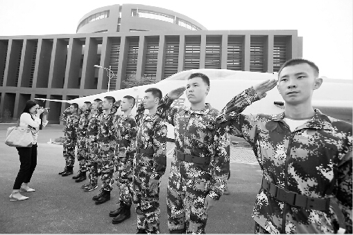省实验中学首届航空实验班学员在教学楼前列队 记者黄中明 摄