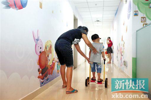 ■患儿在导师和家长的陪伴下做康复治疗。