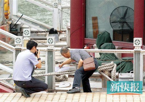 ■出事的游船停靠在大沙头码头上,民警在女童落水处调查取证。