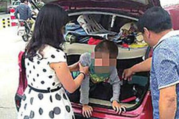因车内位置坐满 母亲将儿子塞进了后备箱