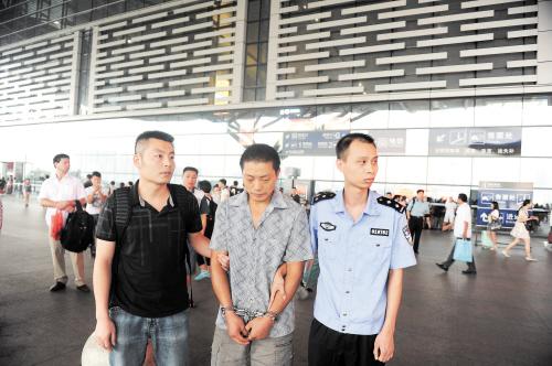 　　专案组民警从江苏无锡市将命案在逃嫌犯周某抓捕归案，押解回长沙。长沙晚报记者 朱炎皇 通讯员 盛磊 摄影报道