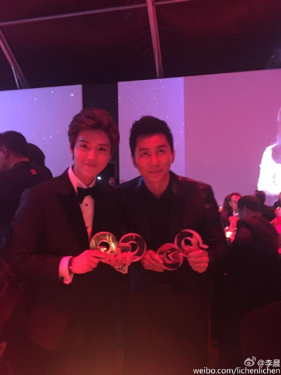 李晨鹿晗合影尴尬闭眼